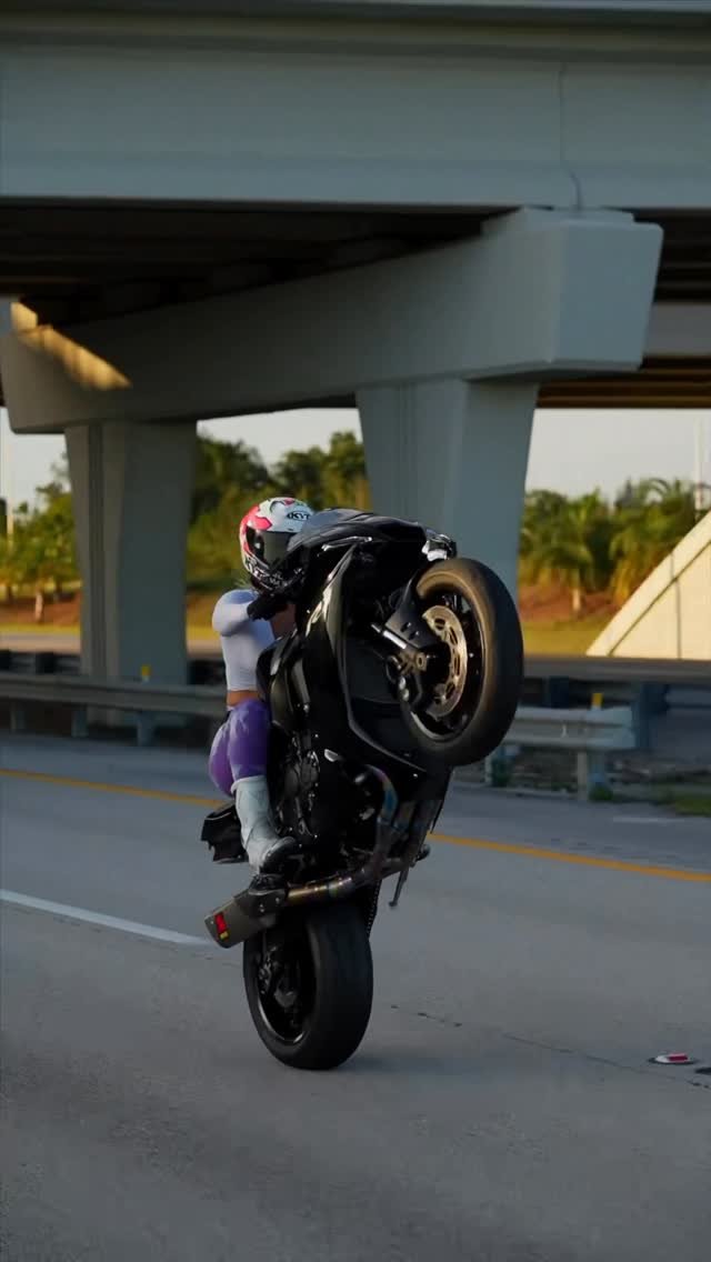 blondiemotovlogs 게시물 이미지: 😈😈😈

✖️
#explorepage #bikelove #yamaha...