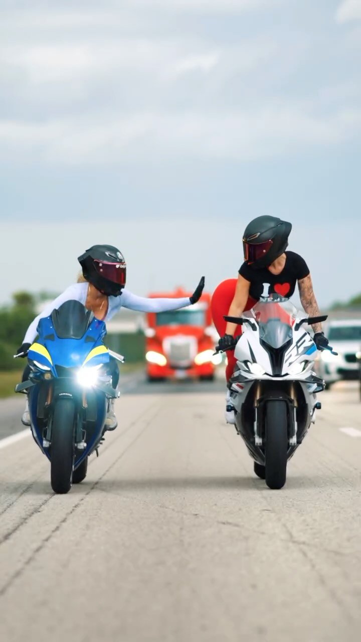 blondiemotovlogs 게시물 이미지: come play with us🍑🫣

#explorepage #bikelove...