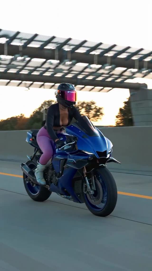 blondiemotovlogs 게시물 이미지: just a girl on 1 wheel🩵

✖️
#explorepage...