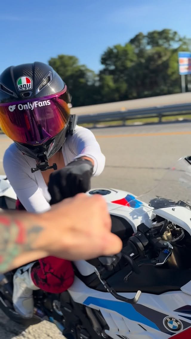 blondiemotovlogs 게시물 이미지: 🤜🤛 

✖️
#explorepage #bikelove #yamaha...