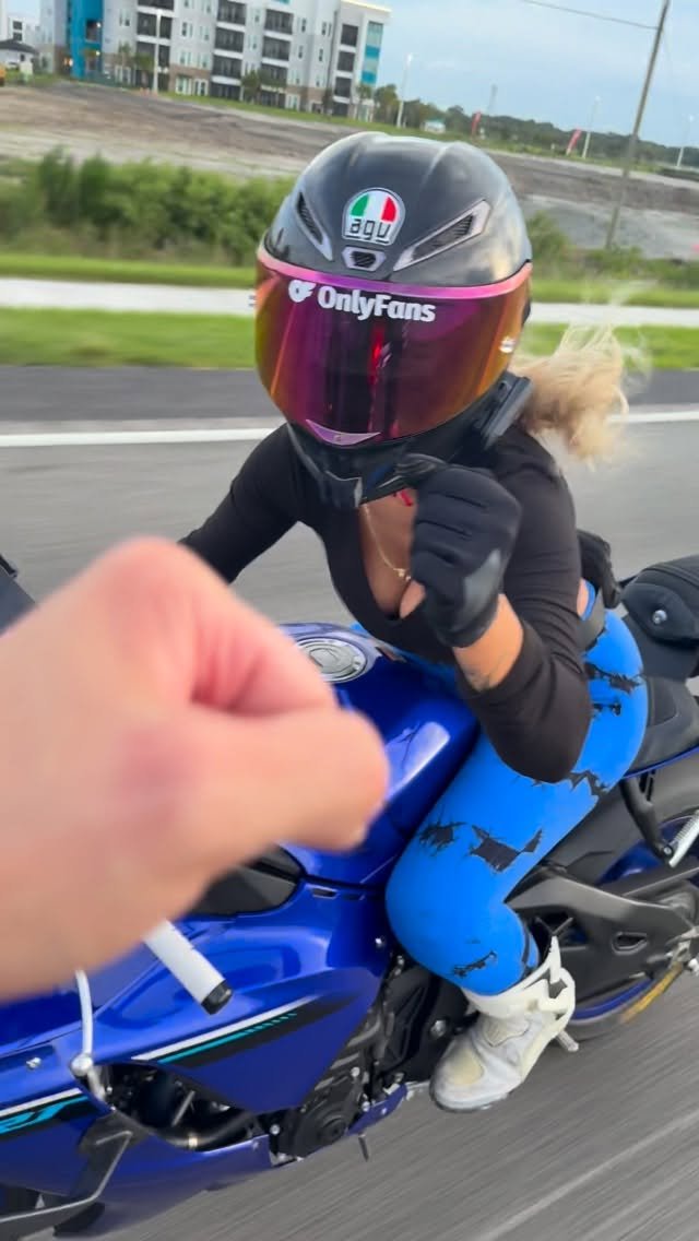 blondiemotovlogs 게시물 이미지: mommy’s home 💞

✖️
#explorepage #bikelove...