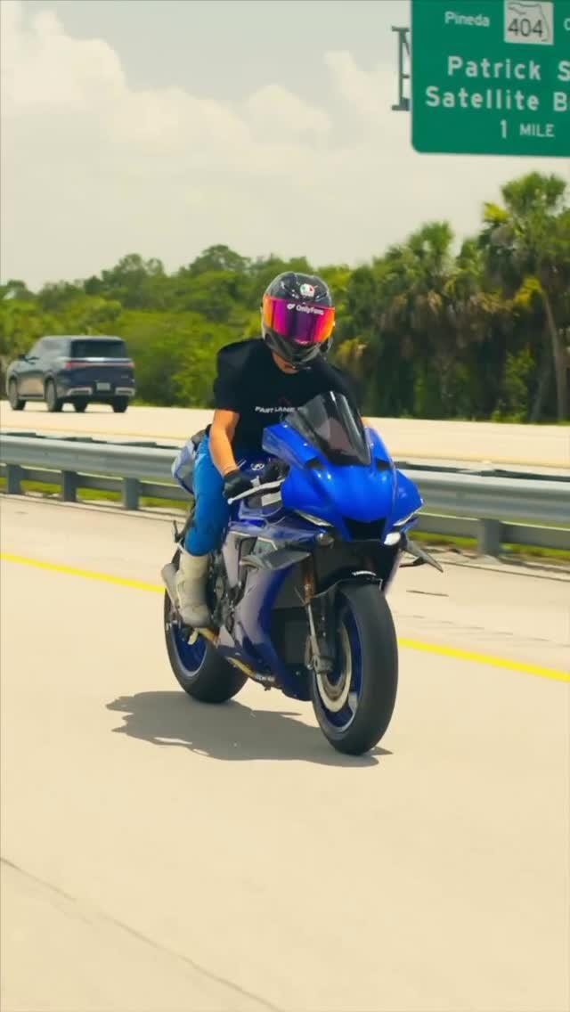 blondiemotovlogs 게시물 이미지: volume up😏😈

✖️
#explorepage #bikelove #yamaha...