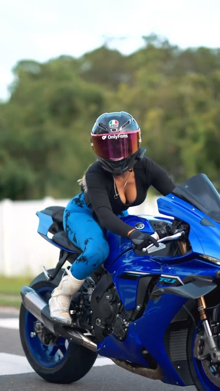 blondiemotovlogs 게시물 이미지: 500,000 🥳🩵 THANK YOU guys so much for every...