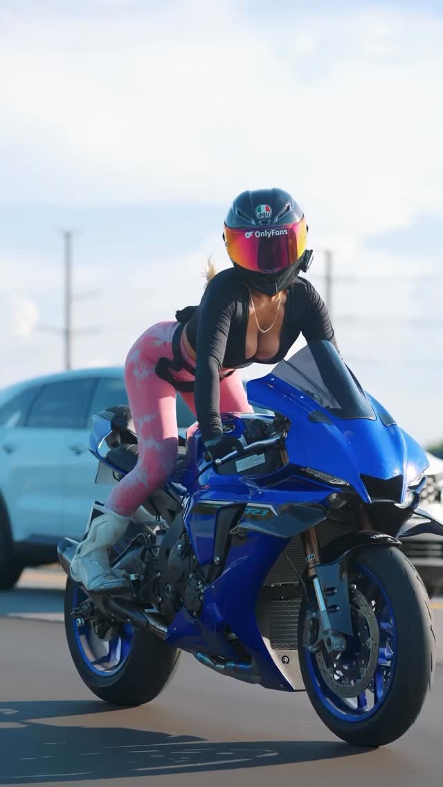 blondiemotovlogs 게시물 이미지: come ride with me😏🩷

#explorepage #bikelove...