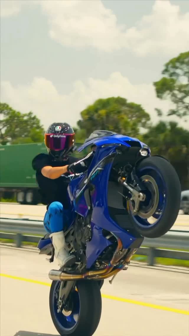 blondiemotovlogs 게시물 이미지: comment below if you can...