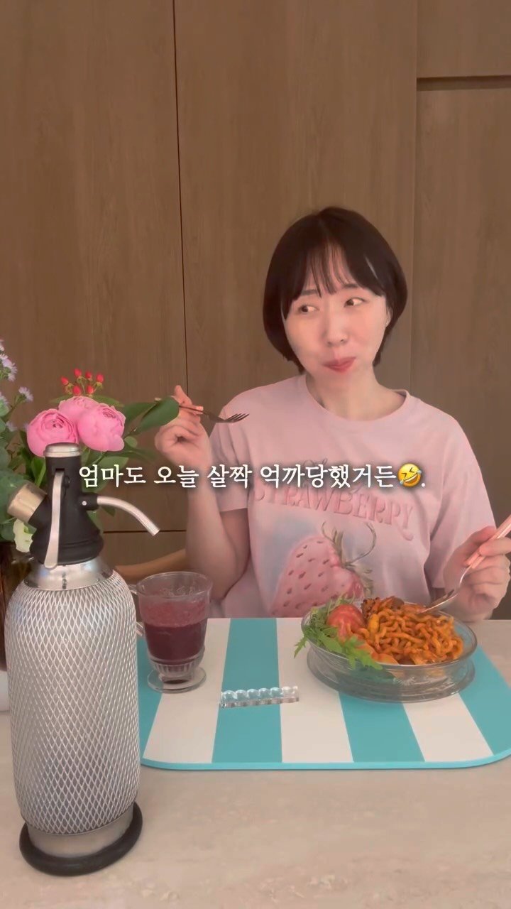 blooming_dada_ 게시물 이미지: 울 중딩 첫째가 
와서는 저에게 그러더라고요.🤣

어렷을 땐 
어른이 되면 안 힘든...