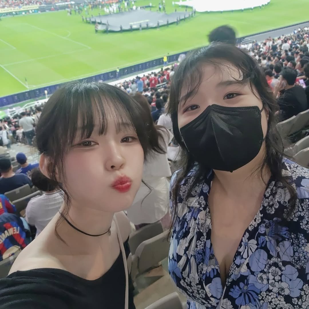 Photo by 서새봄 on September 14, 2025. May be an image of 2 people, hair, stadium and text.