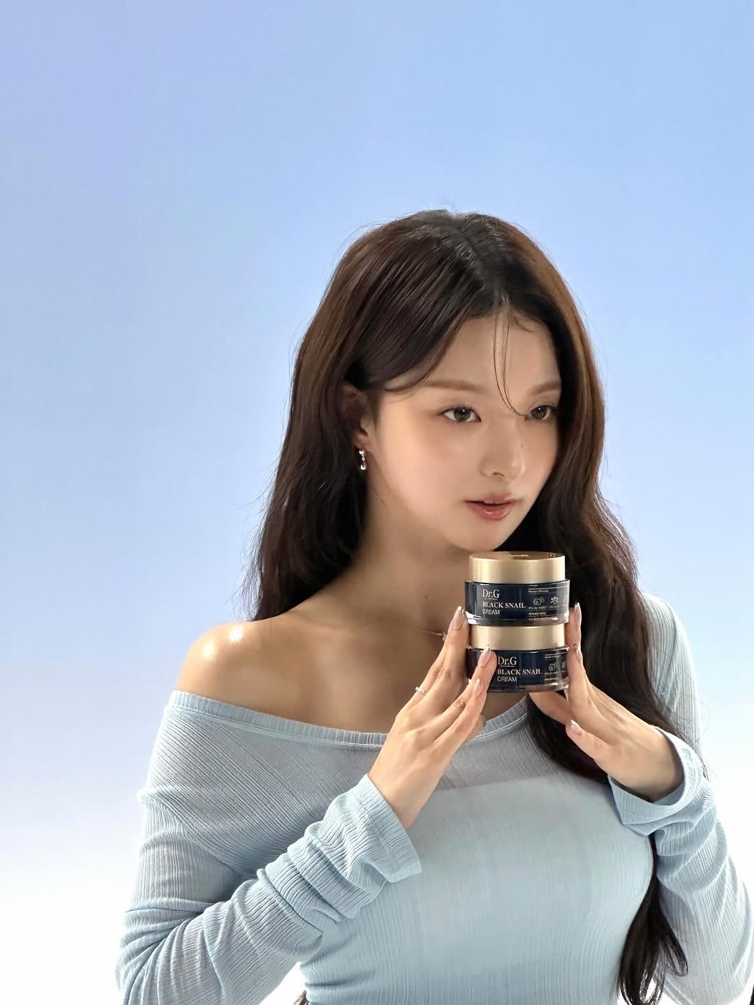 Photo by 이나경 on December 24, 2025. May be an image of one or more people, makeup, hair, hand cream and text.