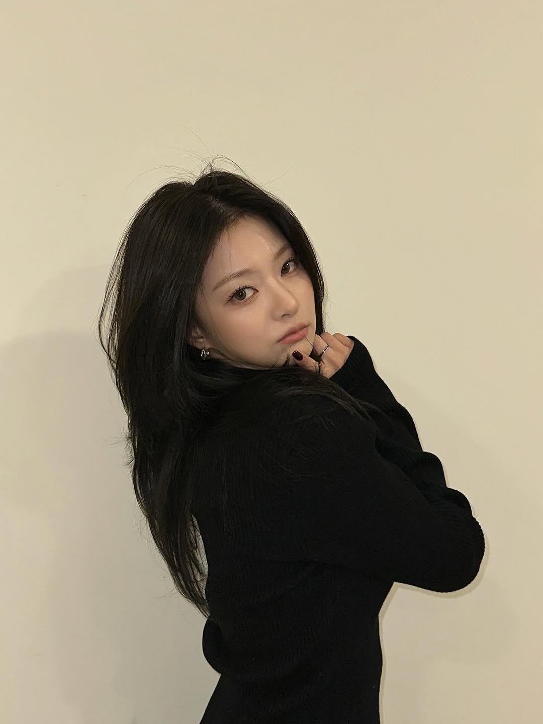 Photo by 이나경 on January 08, 2026. May be an image of one or more people, hair, turtleneck, top and text.
