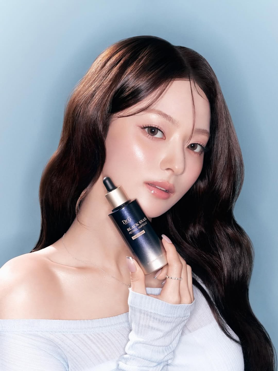 Photo by 이나경 on December 20, 2025. May be an image of one or more people, hair, makeup, hair product and text.