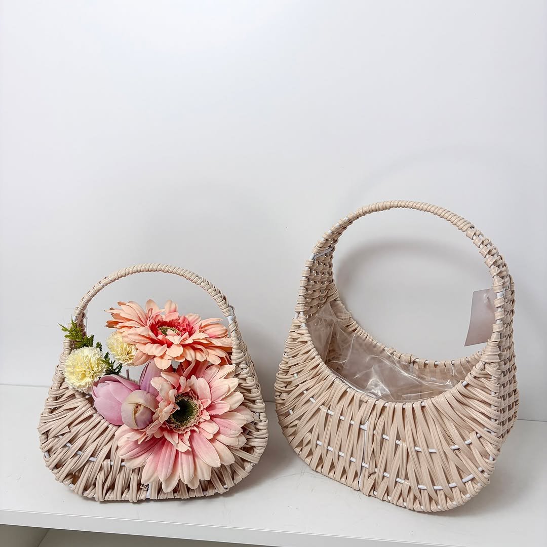 Photo shared by 블루메데코 on February 23, 2026 tagging @jeonnam_flower. May be an image of purse, basket and text.