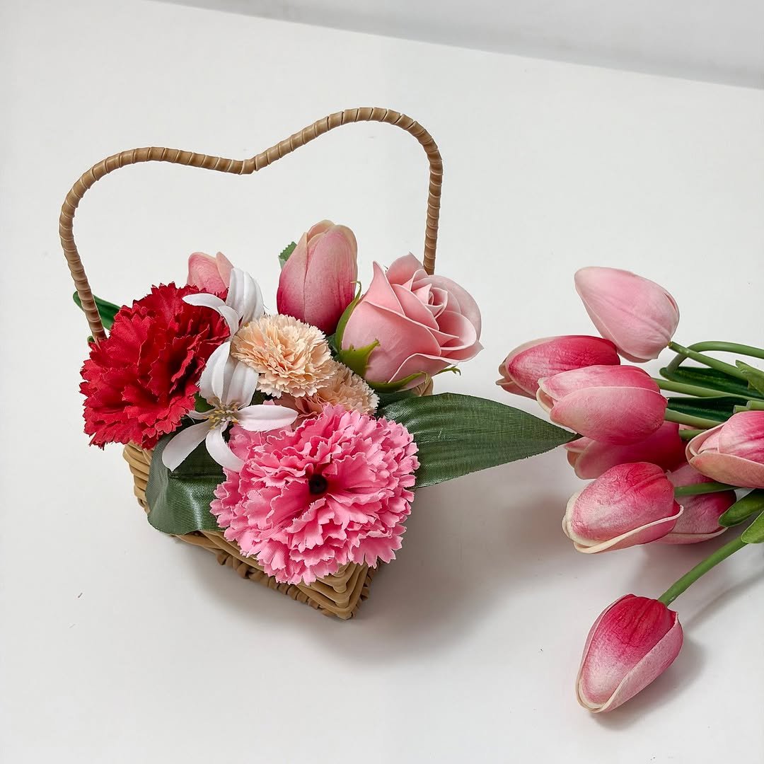 Photo shared by 블루메데코 on February 22, 2026 tagging @jeonnam_flower. May be an image of napkin ring, heart, vase, flower pot, flower arrangement, basket, prairie gentian, carnation, rose and text.