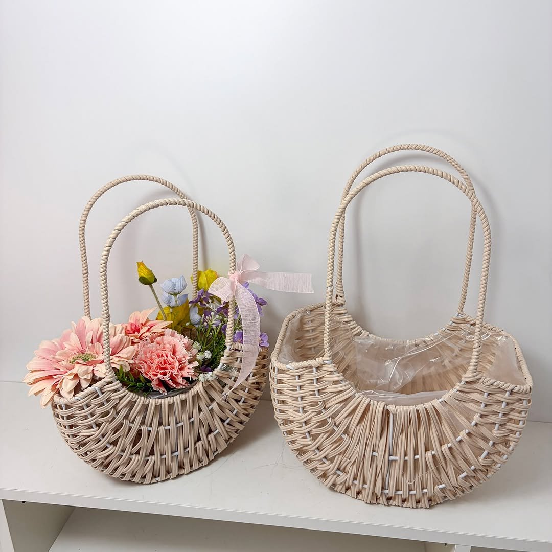 Photo by 블루메데코 on February 23, 2026. May be an image of clutch, purse, basket, hamper and text.