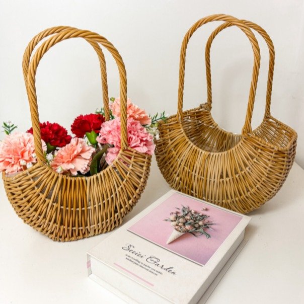 Photo by 블루메데코 on February 19, 2026. May be an image of purse, basket and text.