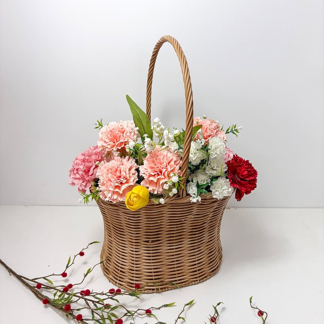 Photo shared by 블루메데코 on February 22, 2026 tagging @jeonnam_flower. May be an image of hamper, basket, flower arrangement, prairie gentian, globe amaranth, carnation, rose and text.