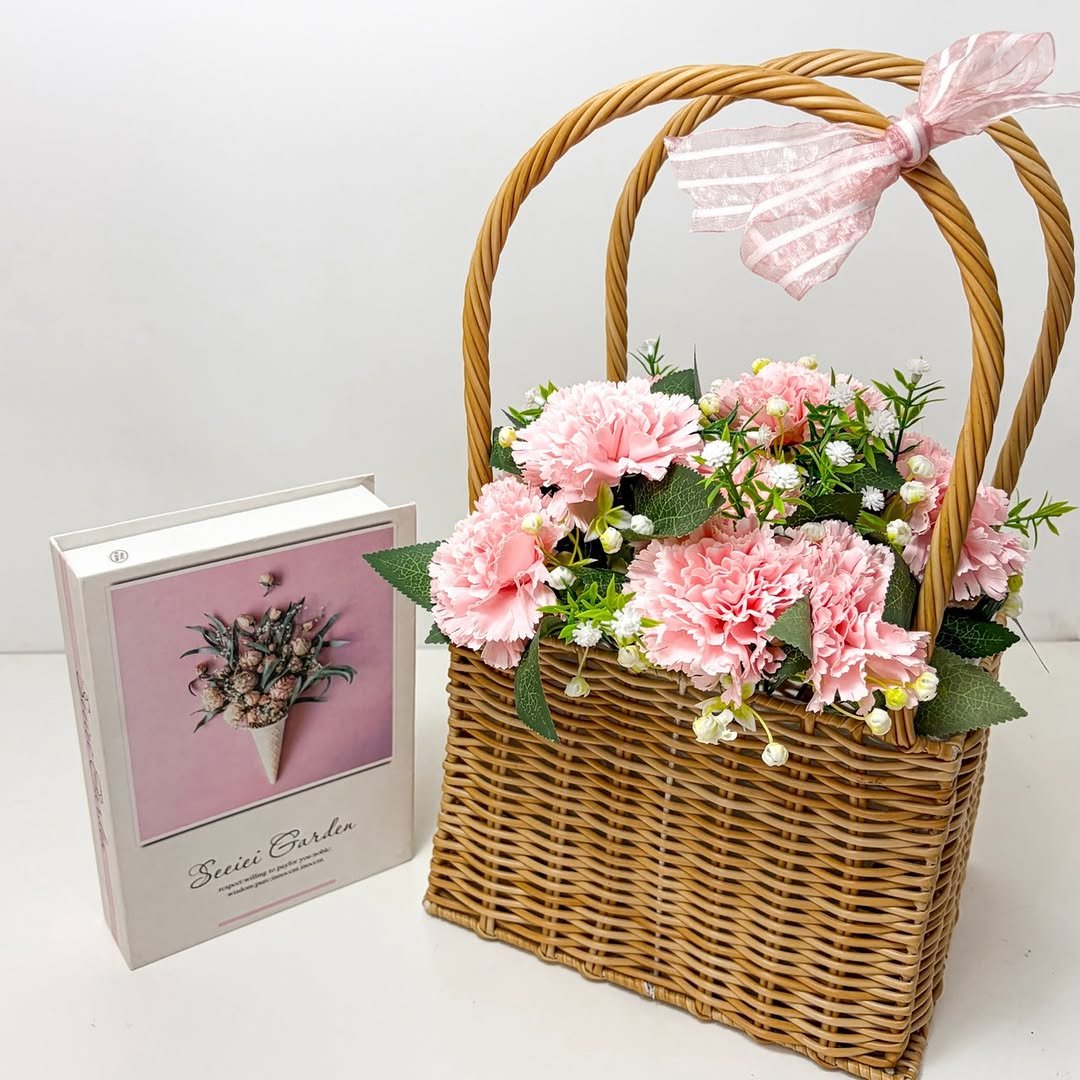 Photo shared by 블루메데코 on February 22, 2026 tagging @jeonnam_flower. May be an image of basket, flower arrangement, hamper, prairie gentian, baby's-breath, globe amaranth, rose, carnation and text.