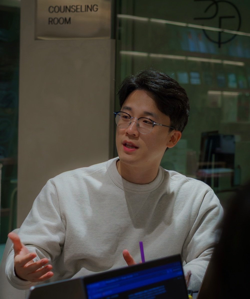 Photo by 박 주형 | 🇰🇷스포츠산업 9년차, 웰니스에 진심❤️‍🔥 on December 08, 2025. May be an image of one or more people, people studying, eyeglasses, office and text.