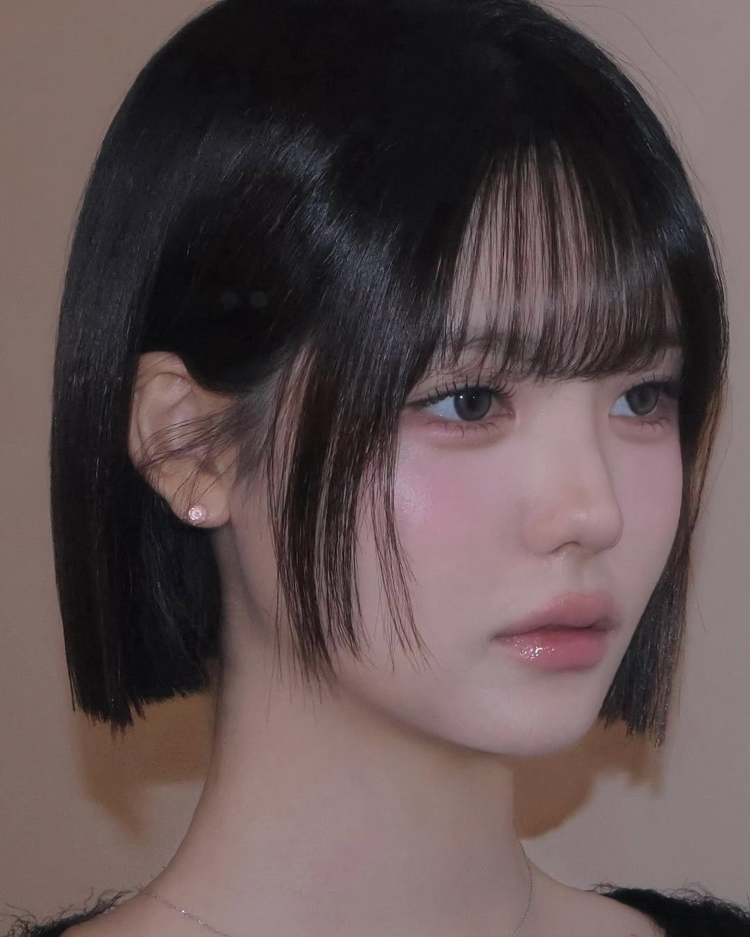 Photo by 벨르메종 실장 in 벨르메종 with @hemeko.o, @aoucosmetics, and @a.chicosmetics. May be a closeup of one or more people, bangs and text.