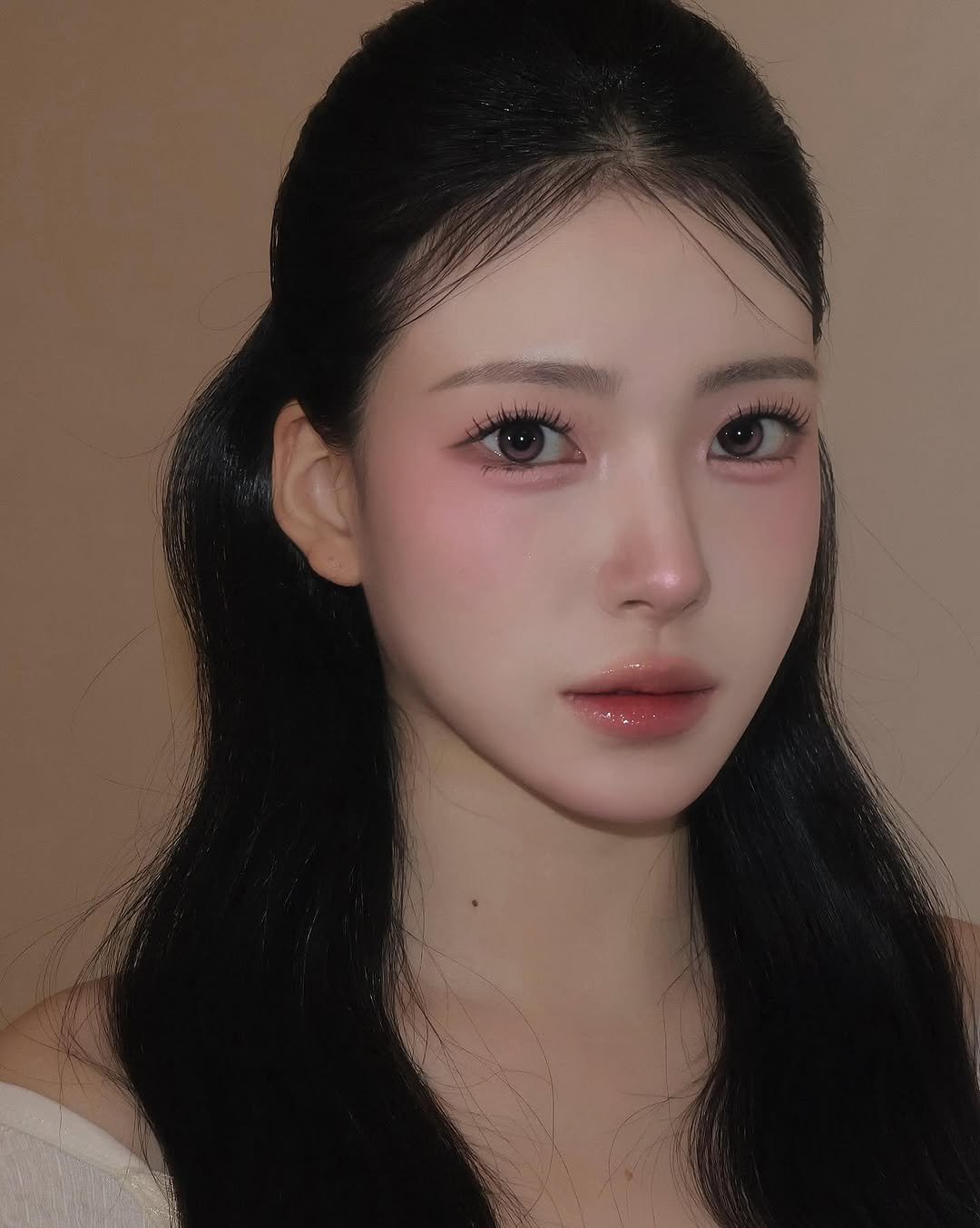 Photo by 벨르메종 실장 in 벨르메종 with @dasique_official. May be a closeup of one or more people, hair, makeup and text.