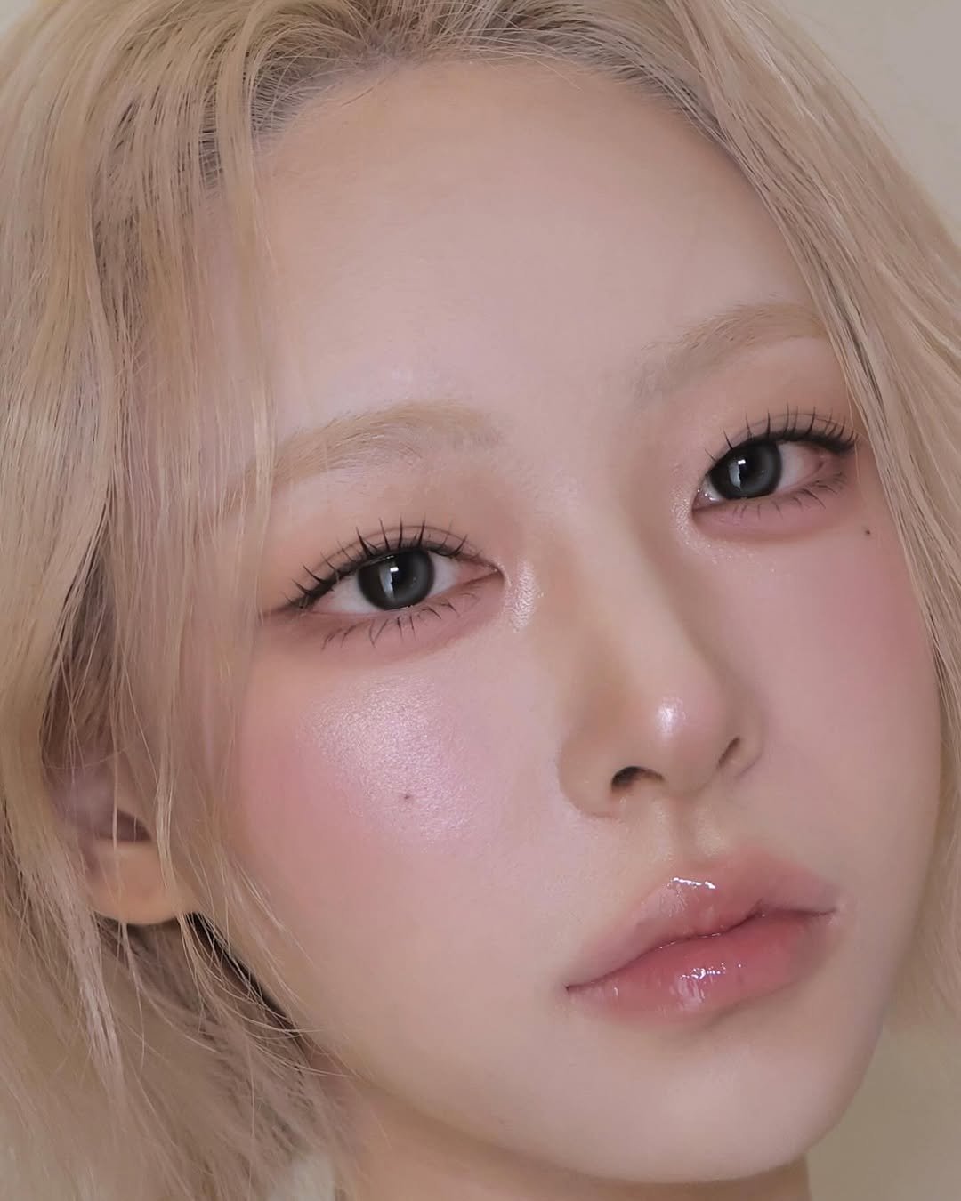 Photo shared by 벨르메종 디자이너 on August 27, 2025 tagging @hemeko.o, and @a.chicosmetics. May be a closeup of 1 person, hair, eyeliner, makeup, lipstick and text.