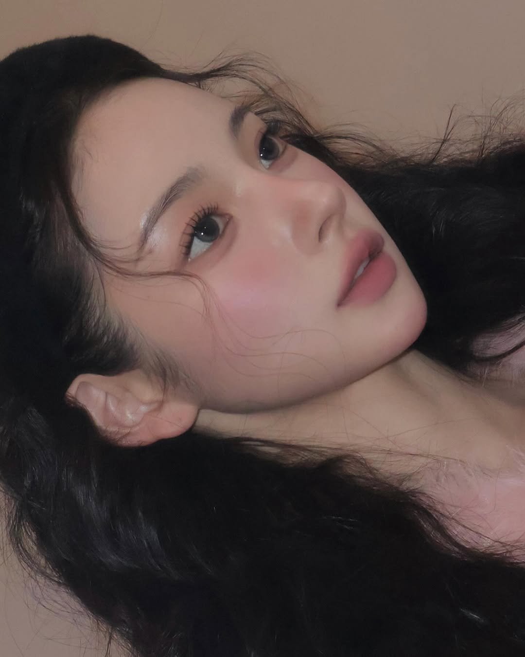 Photo shared by 벨르메종 실장 on November 03, 2025 tagging @clio_official. May be a closeup of one or more people, hair and text.