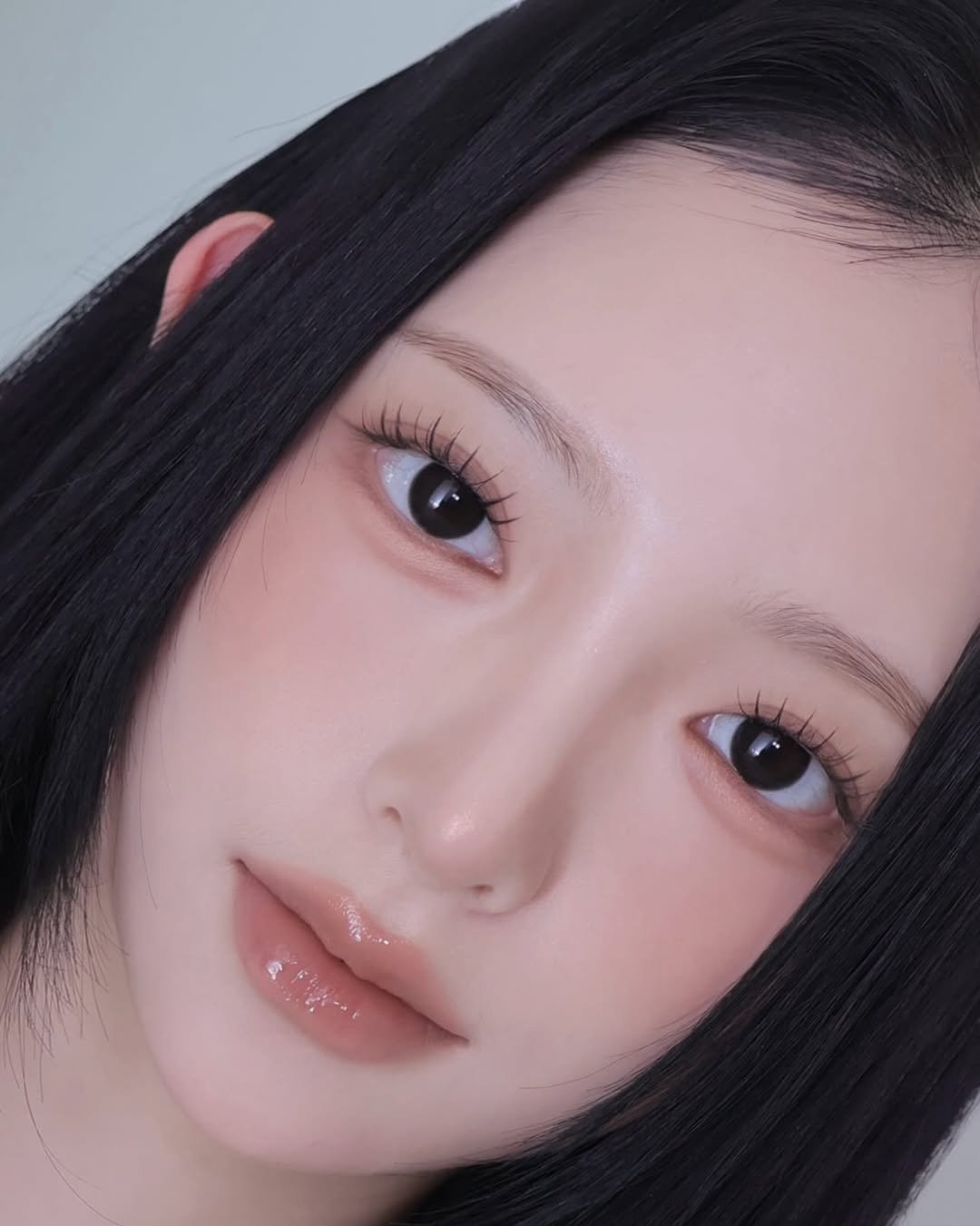 Photo shared by 벨르메종 실장 on December 25, 2025 tagging @holikaholika_official, @clio_official, @ipknofficial, @dinto_cosmetic, @twoslashfour, and @a.chicosmetics. May be a closeup of one or more people, hair, eyeliner, makeup and text.