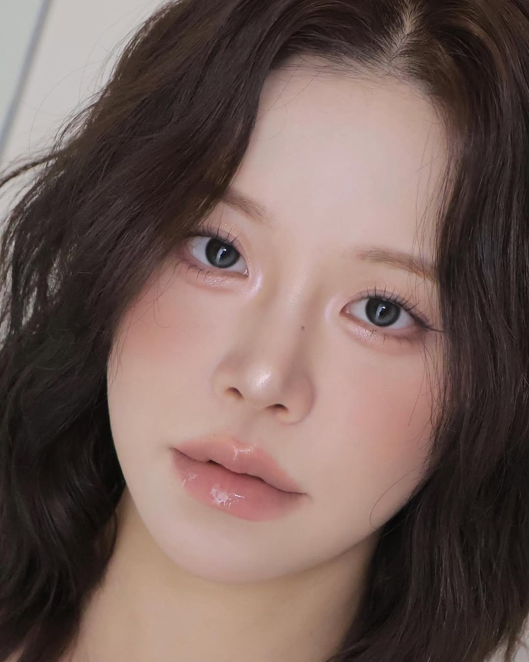 Photo shared by 벨르메종 디자이너 on August 18, 2025 tagging @thesaem.official, @hince_official, @naming.cosmetic, and @dinto_cosmetic. May be a closeup of 1 person, makeup, lipstick, hair and text.