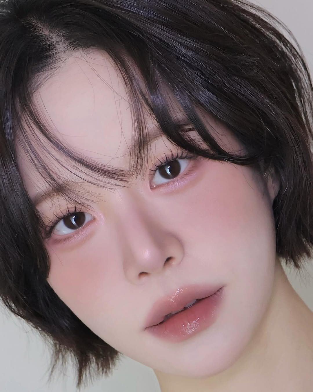 Photo shared by 벨르메종 실장 on January 05, 2026 tagging @vidivici.official, @tooq.official, @naming.cosmetic, and @simplain_official. May be a closeup of one or more people, bangs, makeup and text.