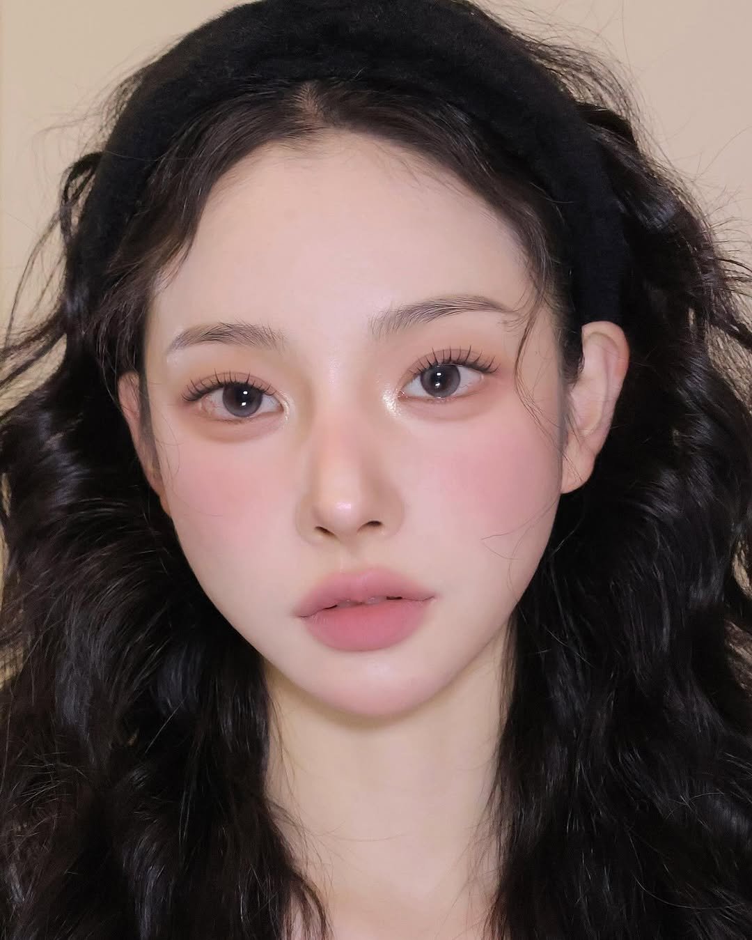 Photo shared by 벨르메종 실장 on November 03, 2025 tagging @clio_official. May be a closeup of one or more people, hair, makeup and text.