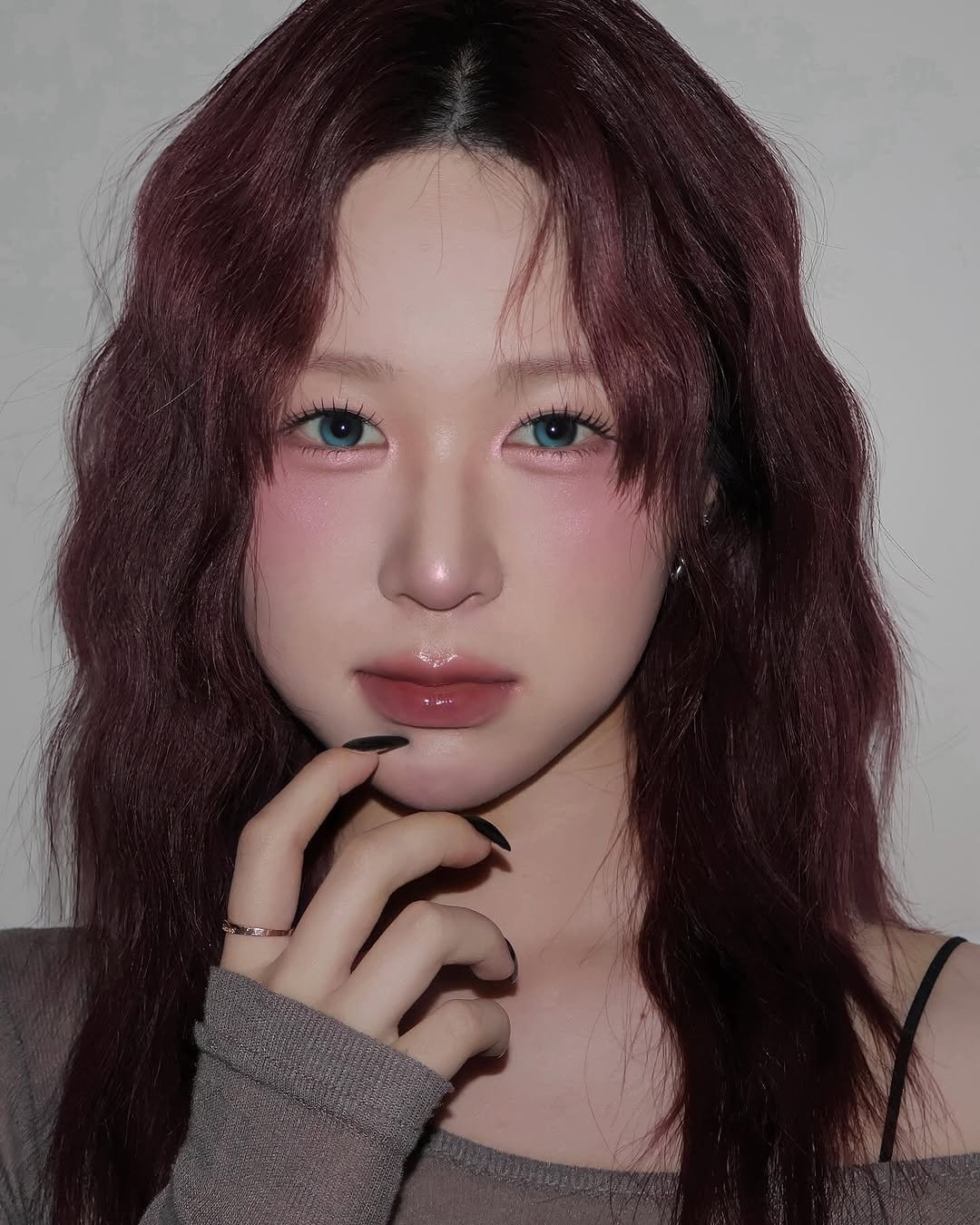 Photo shared by 벨르메종 디자이너 on September 27, 2025 tagging @fwee_makeup, and @a.chicosmetics. May be a closeup of one or more people, hair, makeup and text.