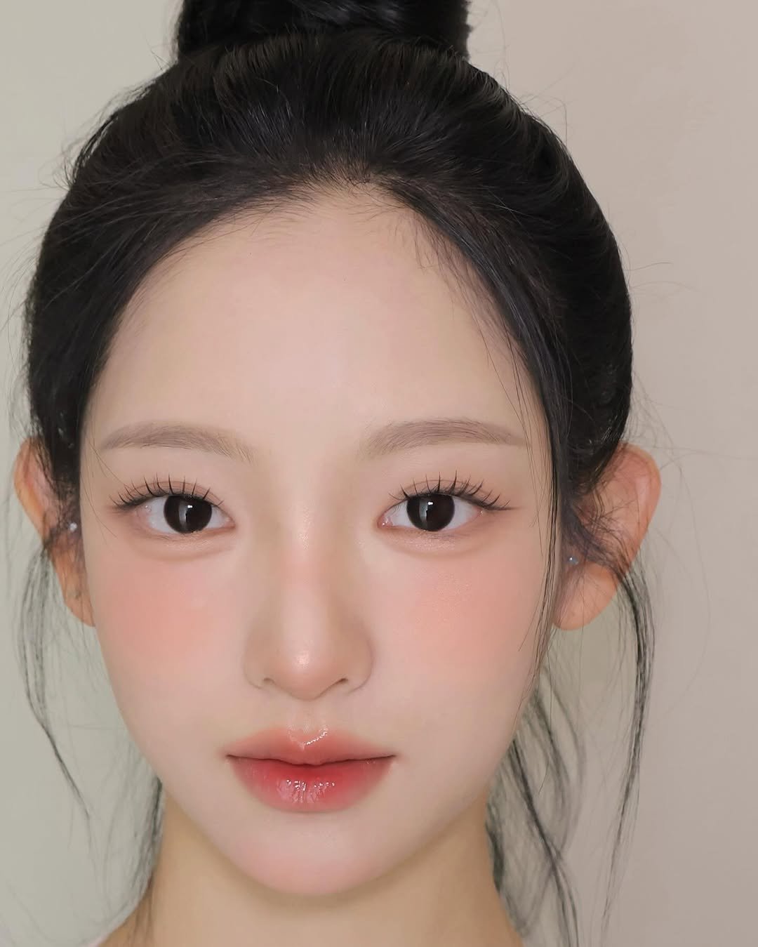 Photo shared by 벨르메종 디자이너 on August 25, 2025 tagging @kirsh_blending, @milktouch_official, @dasique_official, and @tiptoe_makeup. May be a closeup of 1 person, braids, makeup and text.