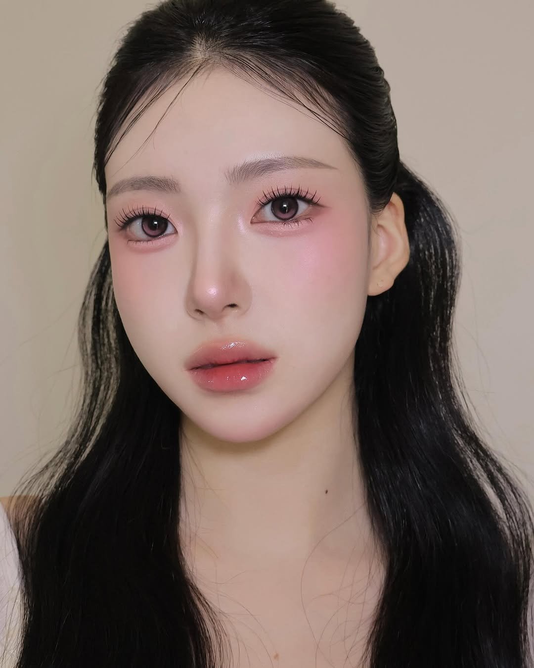 Photo shared by 벨르메종 실장 on November 07, 2025 tagging @dasique_official. May be an image of one or more people, eyeliner, hair, makeup, lipstick and text.