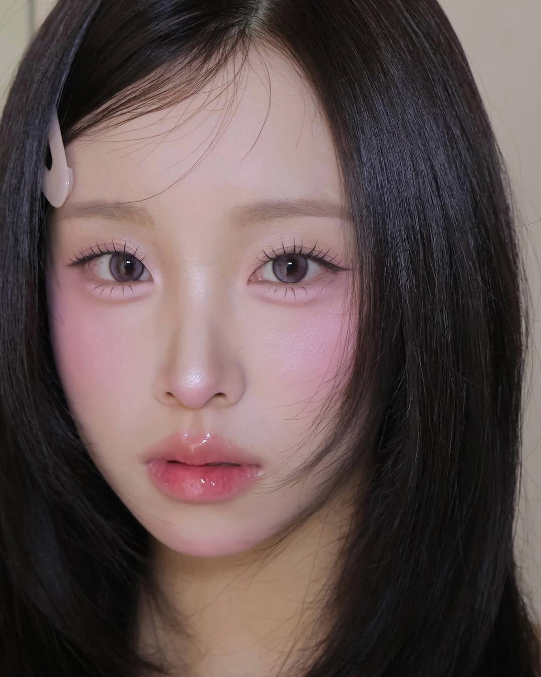 Photo shared by 벨르메종 디자이너 on August 21, 2025 tagging @hapakristin_kr, and @2an_official. May be a closeup of 1 person, makeup, hair and text.