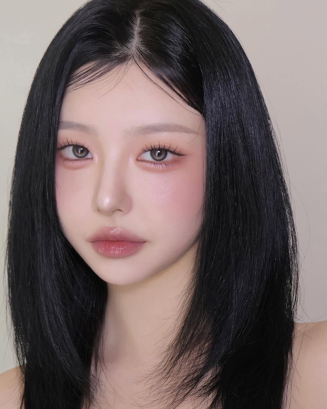 Photo shared by 벨르메종 실장 on November 10, 2025 tagging @etudeofficial, @vdl_cosmetics, @lilybyred_official, @2an_official, and @naming.cosmetic. May be an image of one or more people, braids, makeup and text.