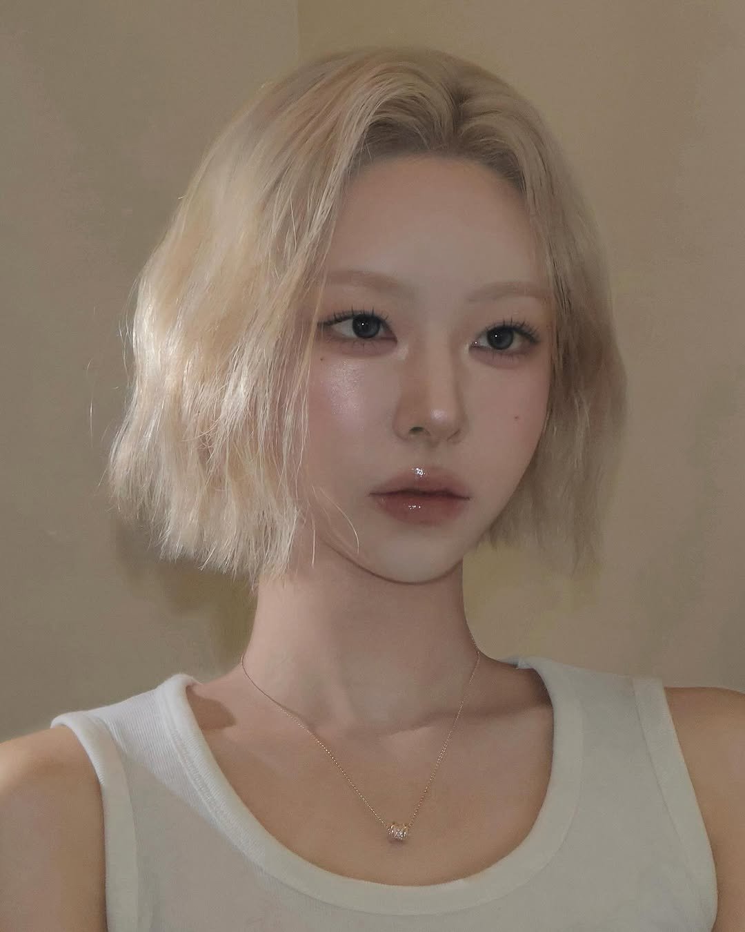 Photo by 벨르메종 디자이너 in 벨르메종 with @hemeko.o, and @a.chicosmetics. May be an image of 1 person, blonde hair and text.