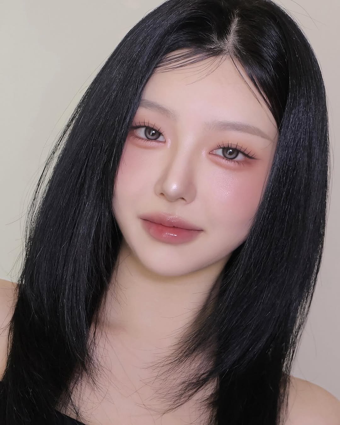 Photo shared by 벨르메종 실장 on November 10, 2025 tagging @etudeofficial, @vdl_cosmetics, @lilybyred_official, @2an_official, and @naming.cosmetic. May be an image of one or more people, braids, makeup and text.