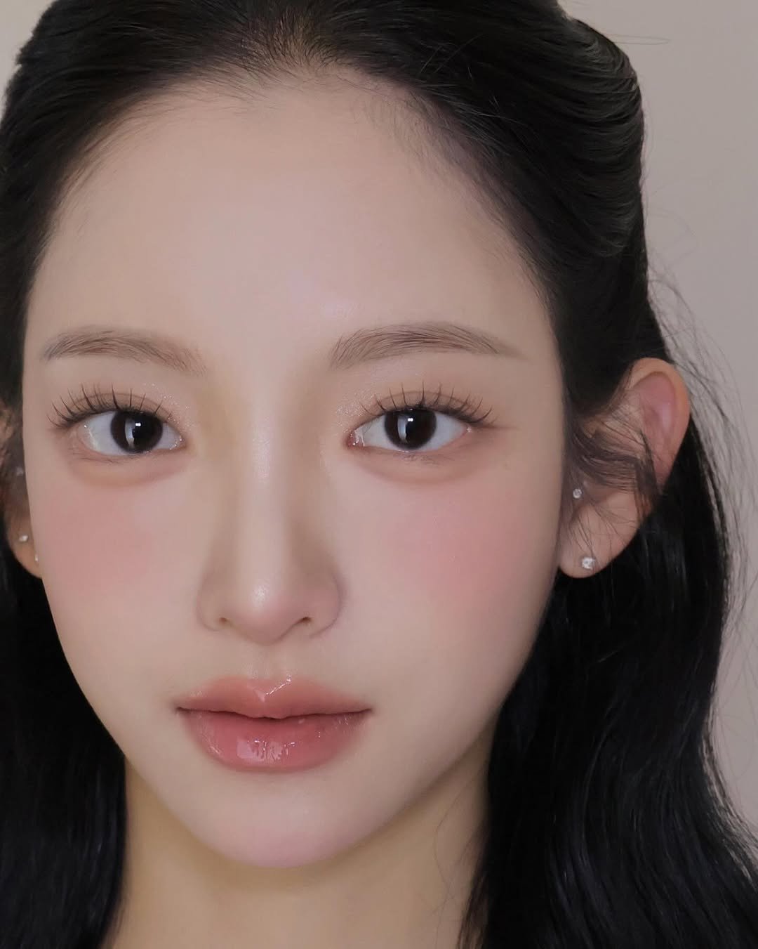 Photo shared by 벨르메종 디자이너 on August 16, 2025 tagging @peripera_official, @about___tone_official, and @aoucosmetics. May be a closeup of 1 person, makeup, lipstick, hair, eyeliner and text.