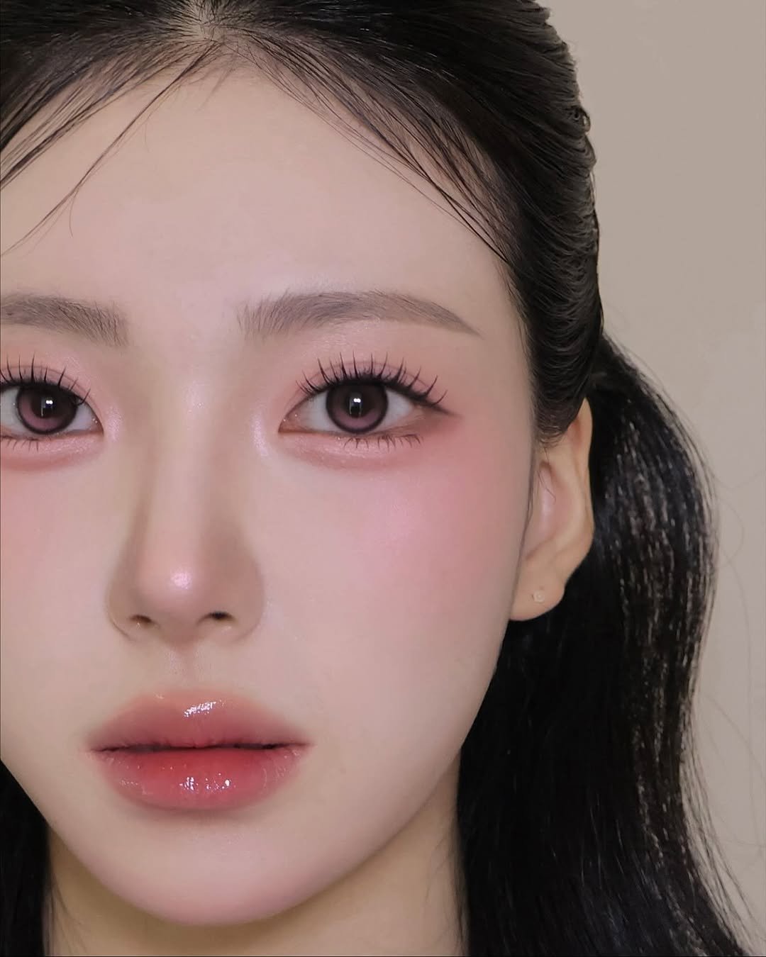 Photo shared by 벨르메종 실장 on November 07, 2025 tagging @dasique_official. May be a closeup of one or more people, eyeliner, hair, makeup, lipstick and text.