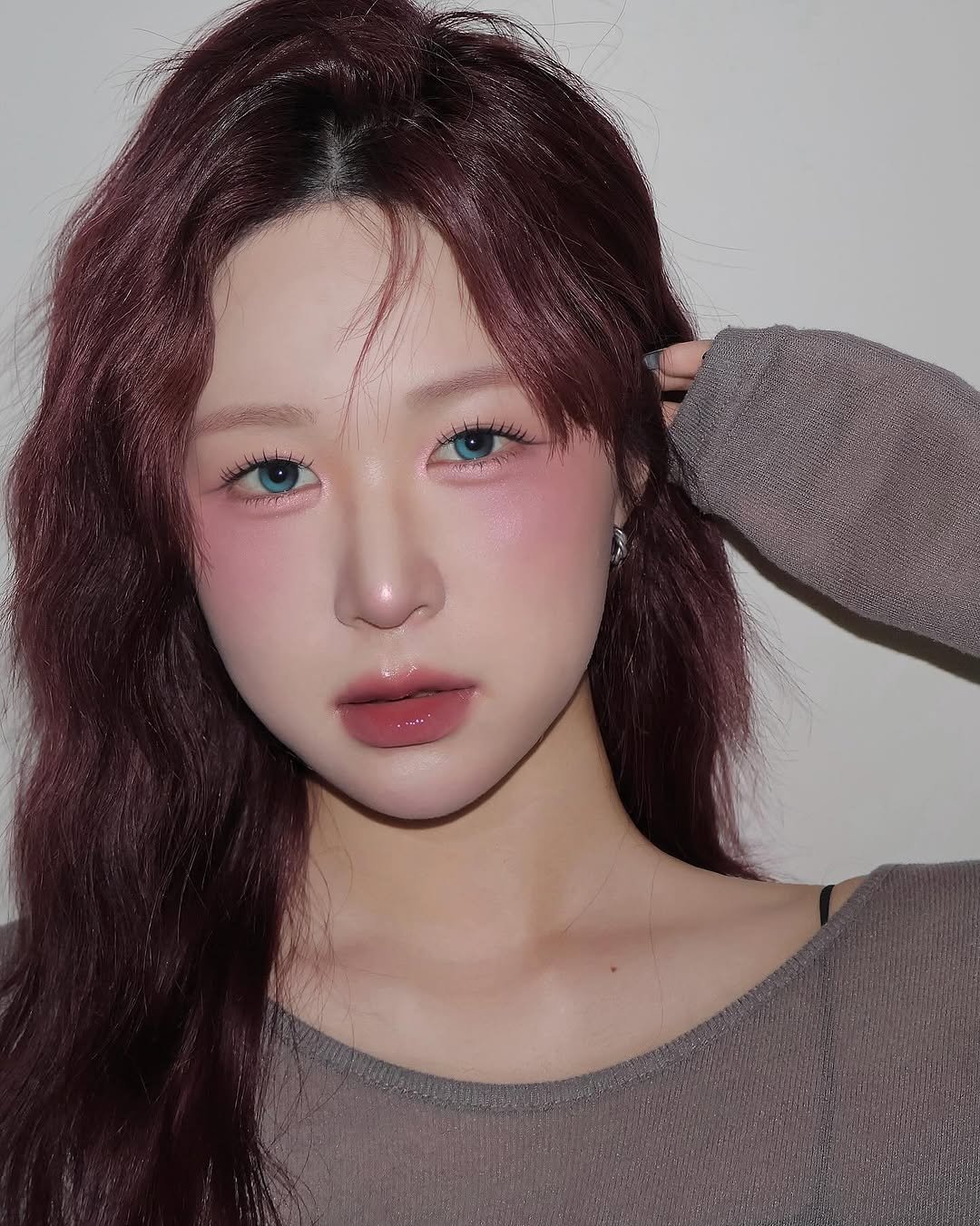 Photo shared by 벨르메종 디자이너 on September 27, 2025 tagging @fwee_makeup, @a.chicosmetics, and @lenbling_official. May be a closeup of one or more people, hair, makeup and text.