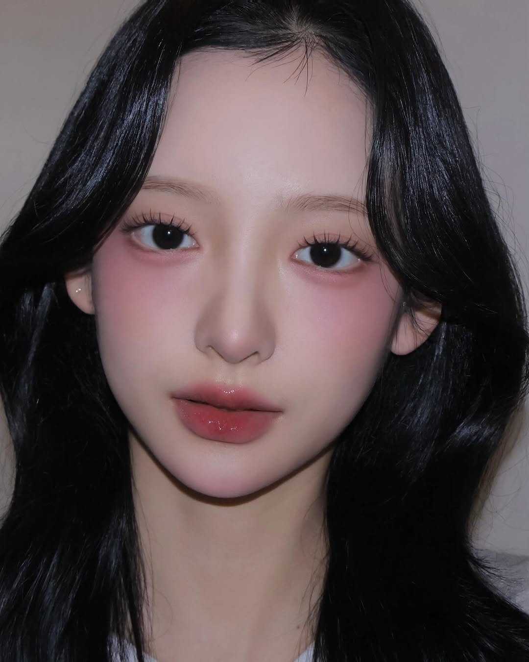 Photo shared by 벨르메종 실장 on January 16, 2026 tagging @wakemake_official, @naming.cosmetic, @tiptoe_makeup, @twoslashfour, and @teoandthe_official. May be a closeup of one or more people, hair and text.