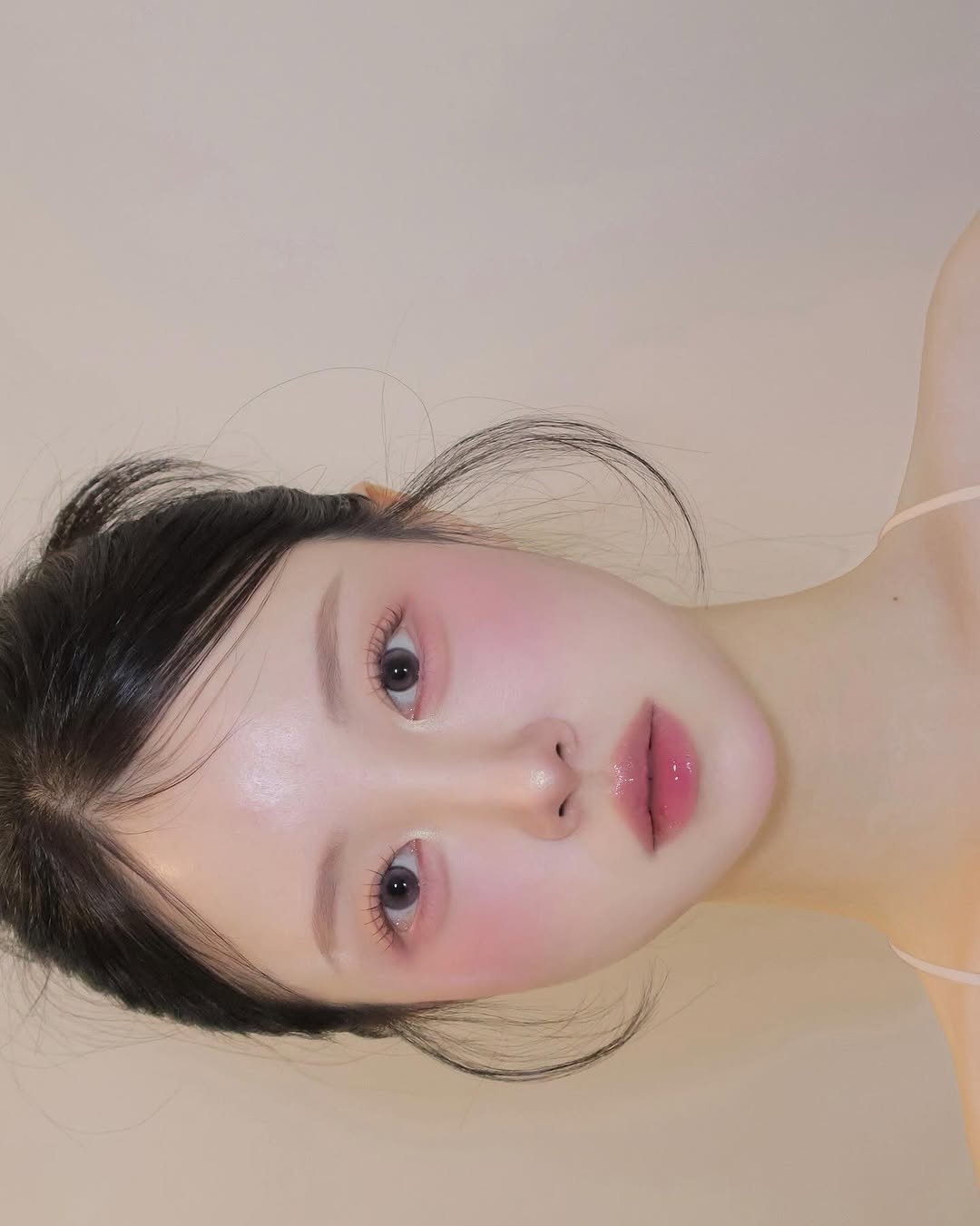 Photo shared by 벨르메종 디자이너 on September 23, 2025 tagging @tooq.official. May be an image of one or more people, makeup, hair and text.