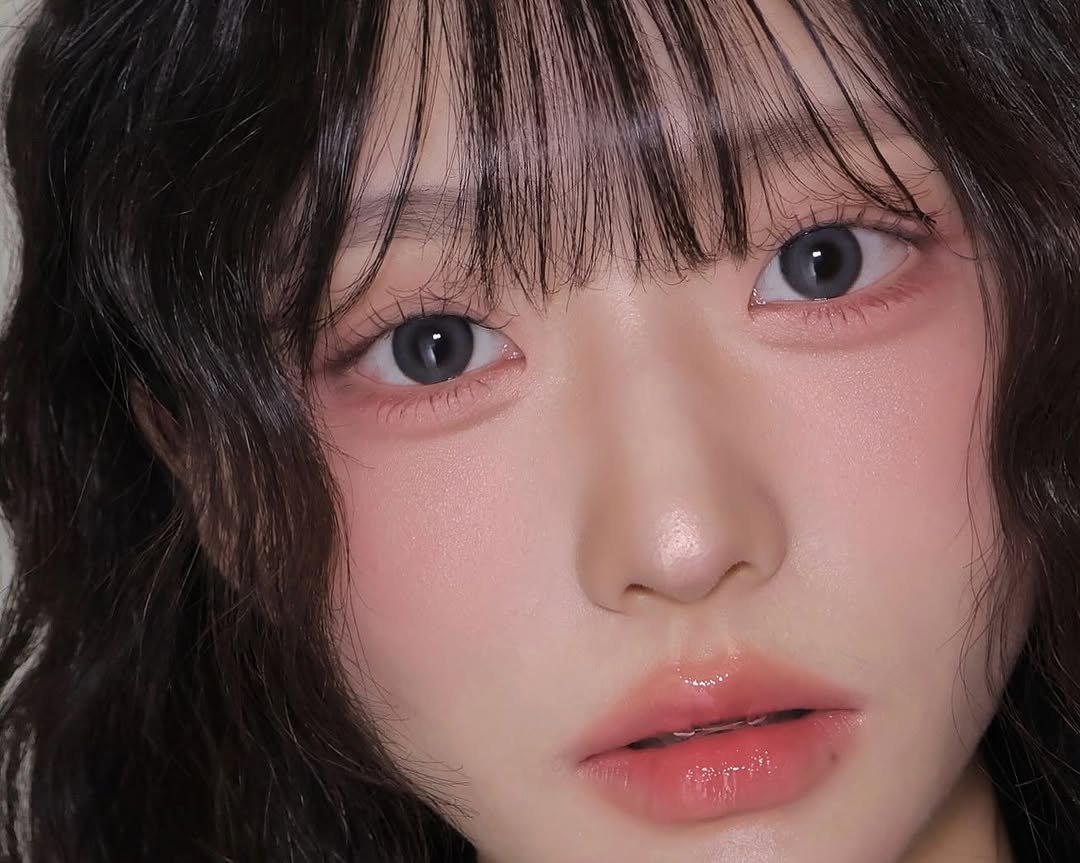 Photo shared by 벨르메종 디자이너 on August 26, 2025 tagging @2an_official, @andear.official, @naming.cosmetic, @alternativestereo, and @aoucosmetics. May be a closeup of 1 person, makeup, hair and text.