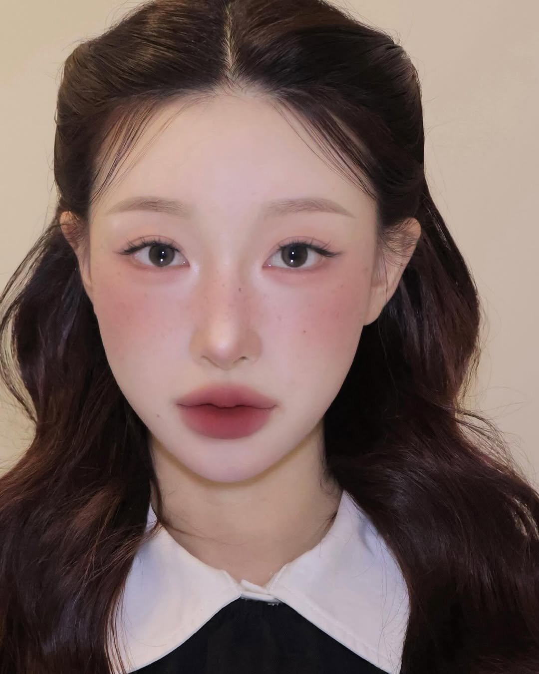 Photo shared by 벨르메종 실장 on November 17, 2025 tagging @herabeauty_official, @mude_official, @heartpercent, @portrekr, and @a.chicosmetics. May be a closeup of one or more people, hair, makeup and text.