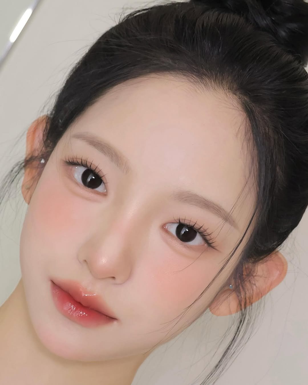 Photo shared by 벨르메종 디자이너 on August 25, 2025 tagging @kirsh_blending, @milktouch_official, @dasique_official, and @tiptoe_makeup. May be a closeup of 1 person, hair, makeup, eyeliner and text.
