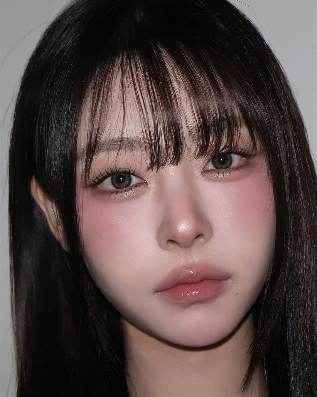 Photo shared by 벨르메종 실장 on November 21, 2025 tagging @etudeofficial, @holikaholika_official, @romandyou, @alternativestereo, @a.chicosmetics, and @simplain_official. May be a closeup of one or more people, bangs, makeup and text.