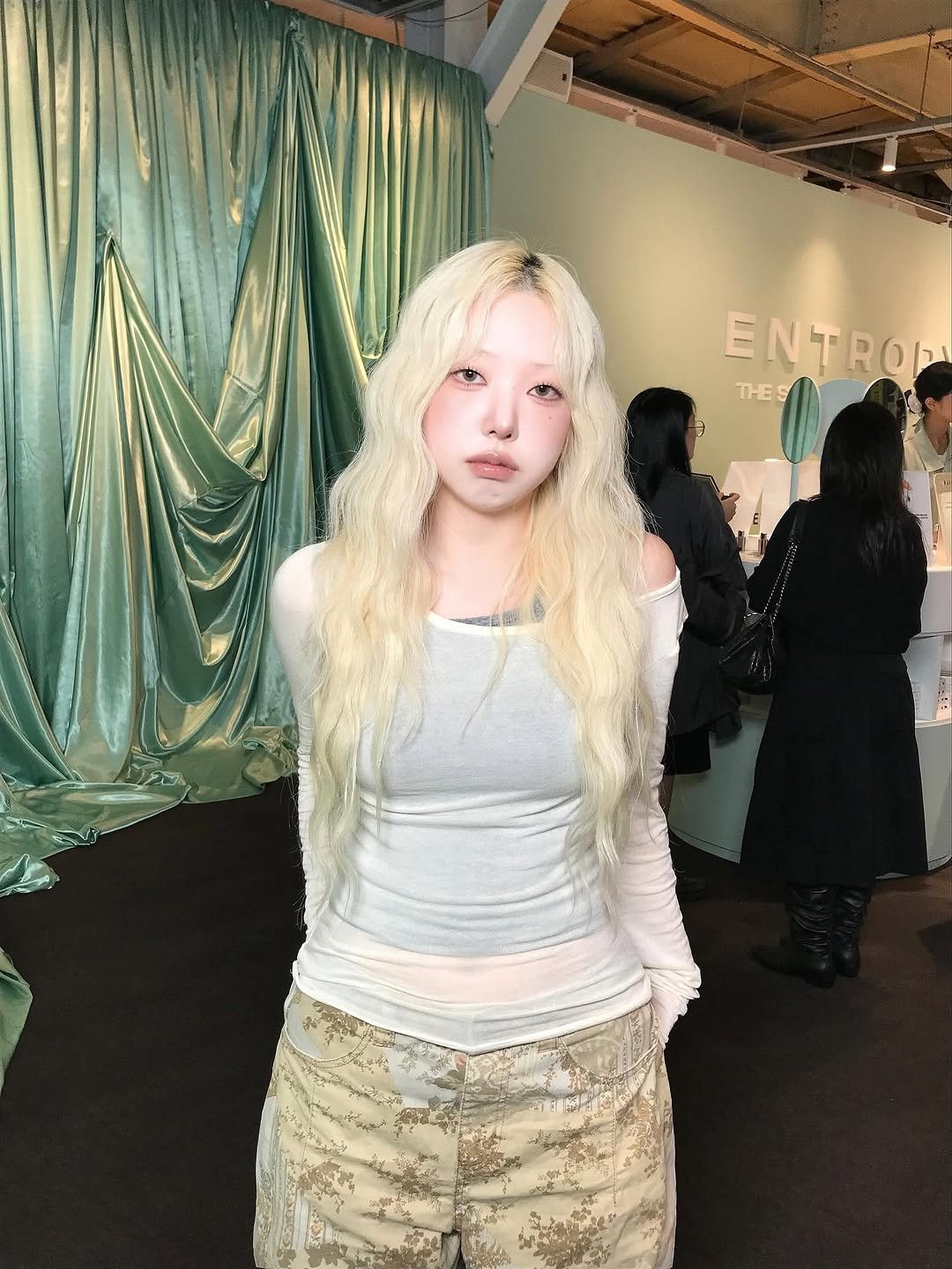 Photo shared by 벨르메종 디자이너 on October 06, 2025 tagging @entropymakeup. May be an image of one or more people, blonde hair, braids, top, headdress and text.