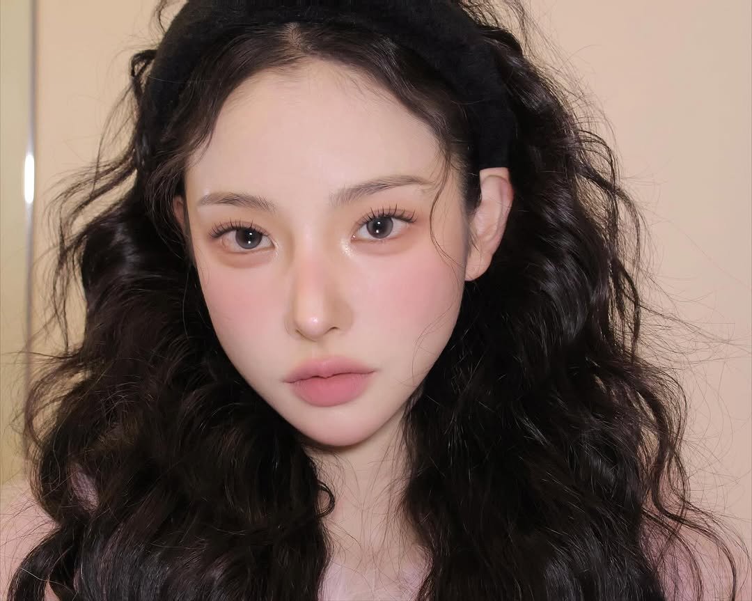 Photo shared by 벨르메종 실장 on November 03, 2025 tagging @clio_official. May be a closeup of one or more people, hair, makeup and text.