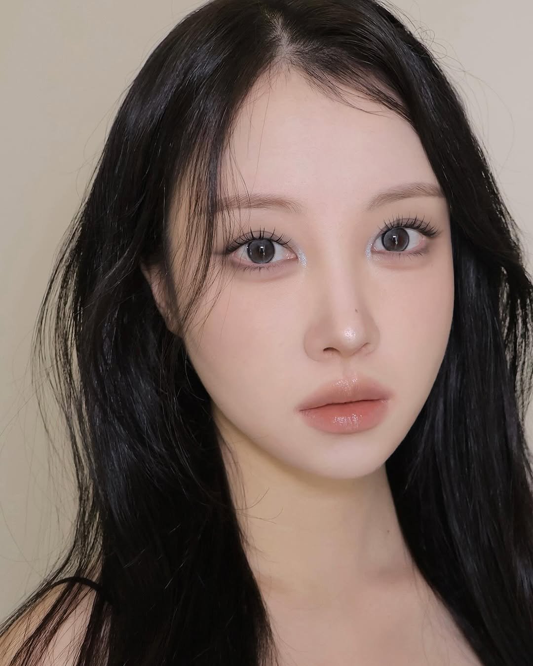 Photo shared by 벨르메종 디자이너 on October 07, 2025 tagging @riskybeauty_official. May be a closeup of one or more people, makeup, hair and text.