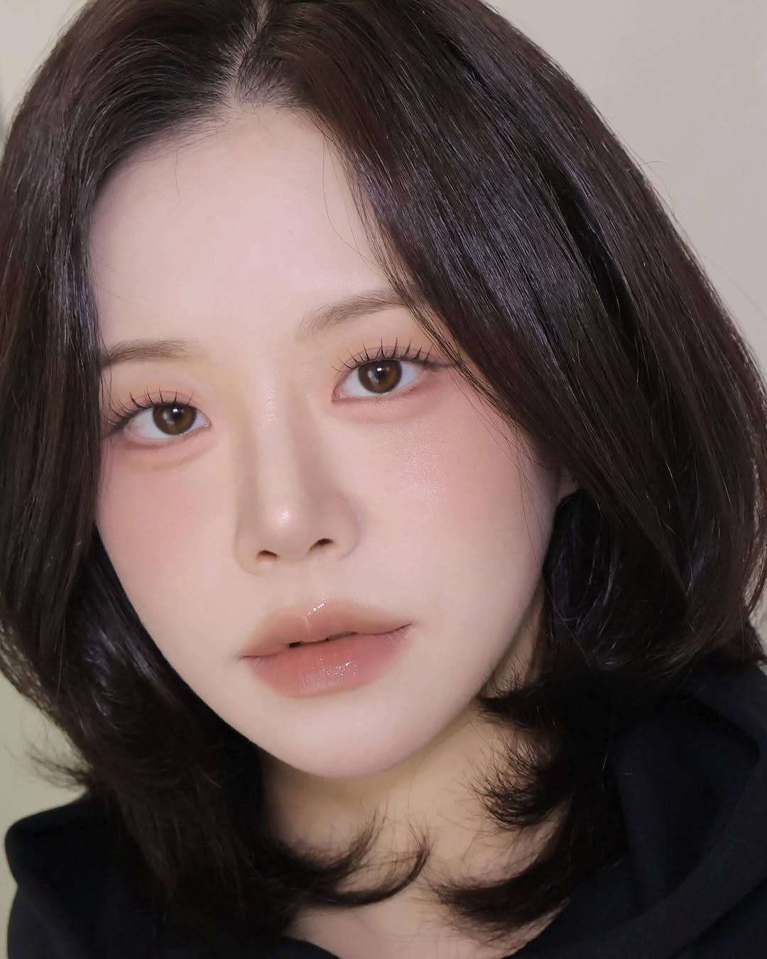 Photo shared by 벨르메종 디자이너 on September 26, 2025 tagging @holikaholika_official, @lilybyred_official, @ipknofficial, @alternativestereo, and @a.chicosmetics. May be a closeup of one or more people, lipstick, makeup, hair and text.
