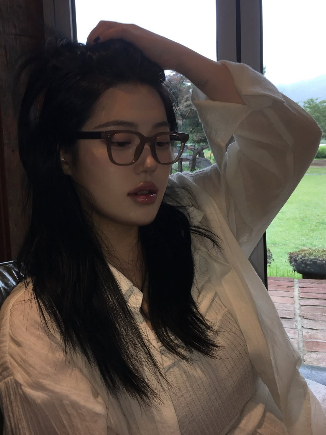 bmmakeupofficial 게시물 이미지: 요즘 제 사진마다 많이 물어봐주셨던 안경🤍

드디어 보여드릴 수 있게 됐어요
광고가...